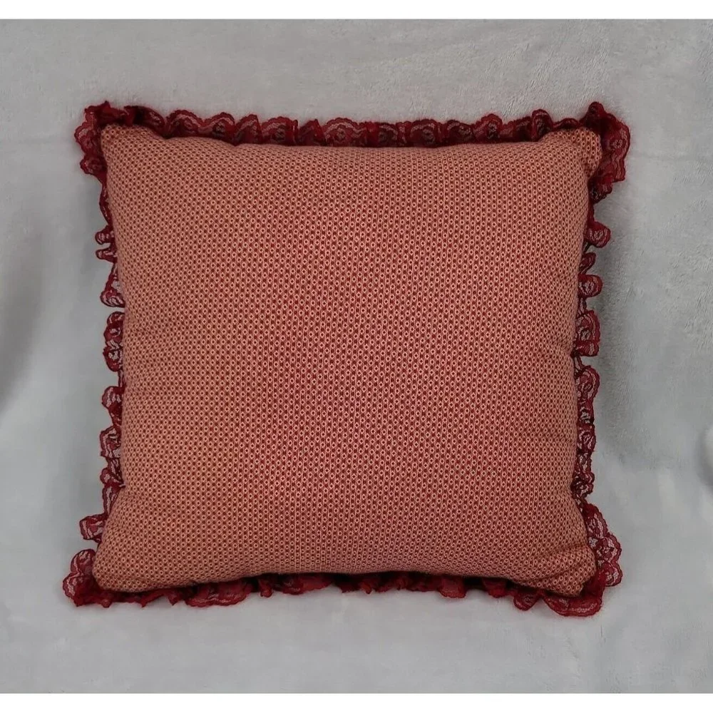 Country House 14 Inch Christmas Colors Throw Pillow With Lace Boarder